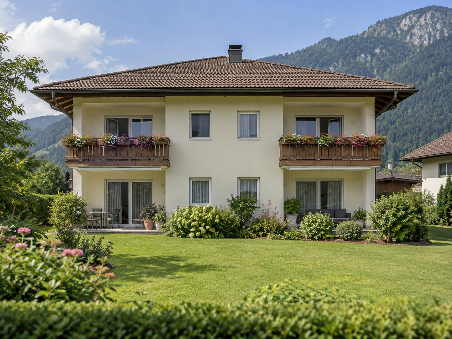 Helles österreichisches Wohnhaus mit blühendem Garten