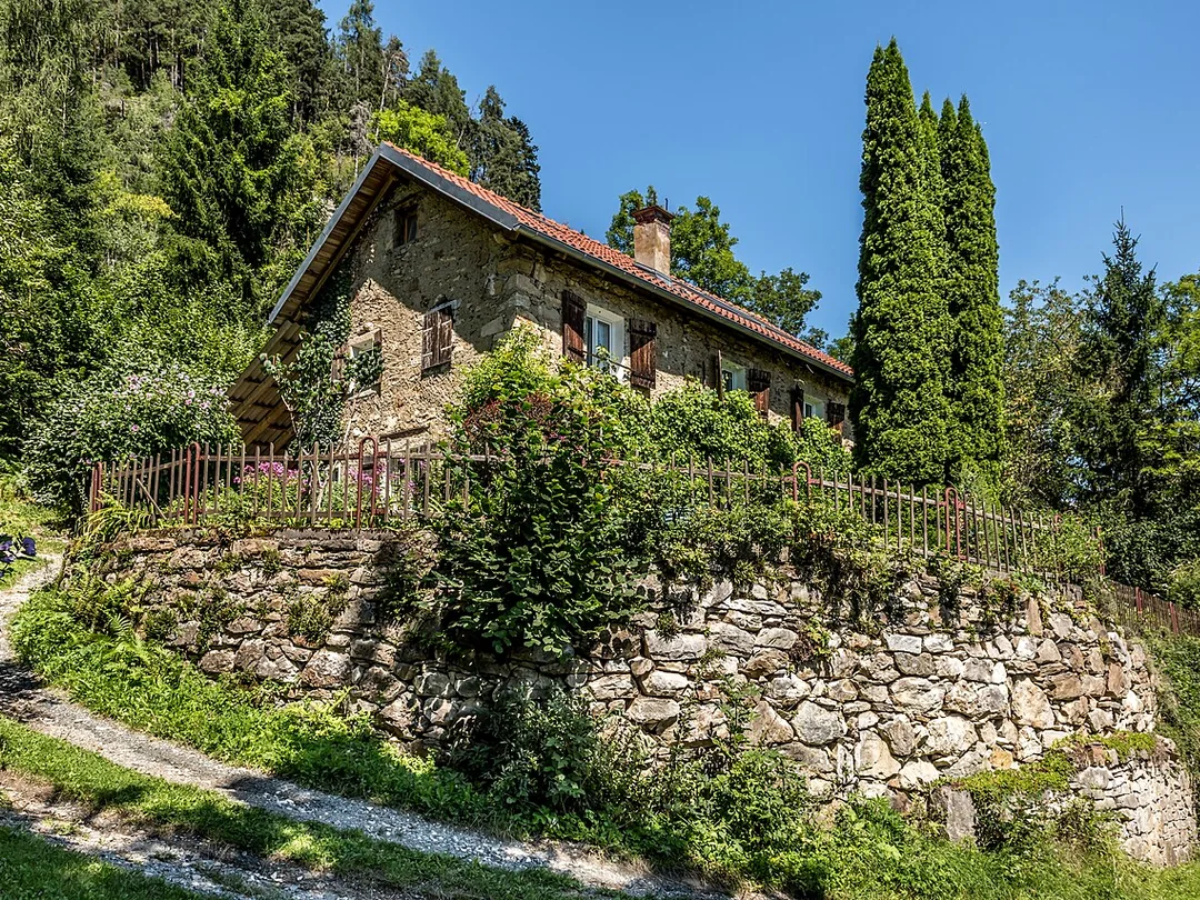Österreichisches Landhaus mit Garten, Natursteinmauer und viel Grün