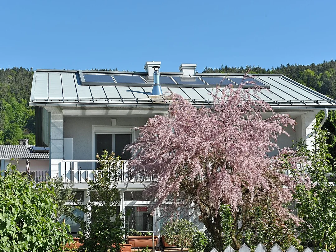 Helles österreichisches Wohnhaus mit blühendem Garten