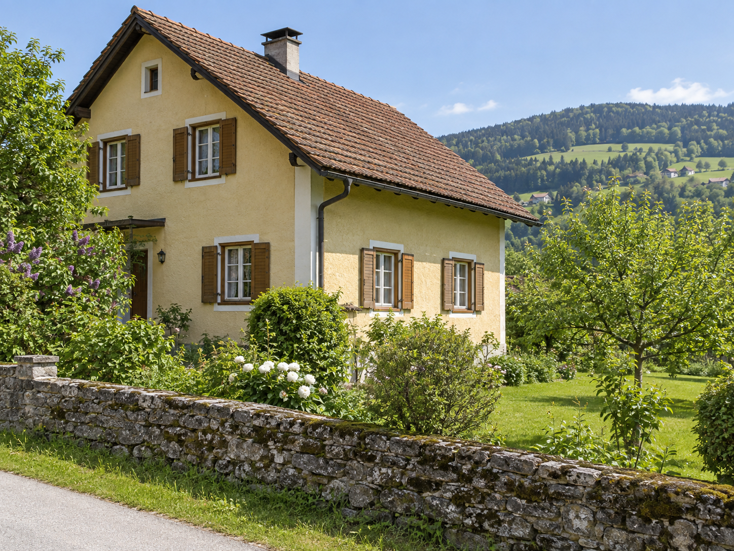 Österreichisches Landhaus mit Garten, Natursteinmauer und viel Grün